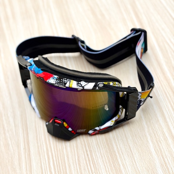 Goggles - Picture 5 of 13